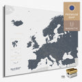Magnetische Europakarte in der Farbe Denim Blue in einem modernen, minimalistischem Design als Magnetboard zum Pinnen und Markieren von Reisezielen kaufen