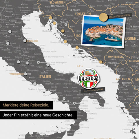 Detail einer magnetischen Europa Landkarte als Magnettafel in Light Gray zeigt einen Ausschnitt von Italien, Kroatien und Griechenland, in der bereits besuchte Reiseziele durch Magnet-Pins markiert sind. Dieses Magnetboard hält auch Urlaubsmagnete wie in diesem Beispiel einen Reise-Magneten von Italien.