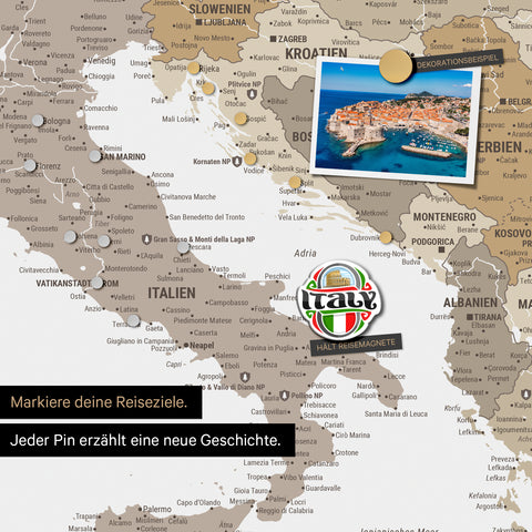 Detail einer magnetischen Europa Landkarte als Magnettafel in Multicolor Beige zeigt einen Ausschnitt von Italien, Kroatien und Griechenland, in der bereits besuchte Reiseziele durch Magnet-Pins markiert sind. Dieses Magnetboard hält auch Urlaubsmagnete wie in diesem Beispiel einen Reise-Magneten von Italien.