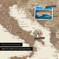 Detail einer magnetischen Europa Landkarte als Magnettafel in Multicolor Braun zeigt einen Ausschnitt von Italien, Kroatien und Griechenland, in der bereits besuchte Reiseziele durch Magnet-Pins markiert sind. Dieses Magnetboard hält auch Urlaubsmagnete wie in diesem Beispiel einen Reise-Magneten von Italien.