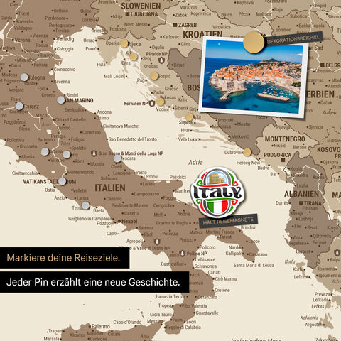 Detail einer magnetischen Europa Landkarte als Magnettafel in Multicolor Braun zeigt einen Ausschnitt von Italien, Kroatien und Griechenland, in der bereits besuchte Reiseziele durch Magnet-Pins markiert sind. Dieses Magnetboard hält auch Urlaubsmagnete wie in diesem Beispiel einen Reise-Magneten von Italien.