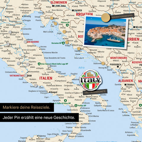 Detail einer magnetischen Europa Landkarte als Magnettafel in Multicolor Classic zeigt einen Ausschnitt von Italien, Kroatien und Griechenland, in der bereits besuchte Reiseziele durch Magnet-Pins markiert sind. Dieses Magnetboard hält auch Urlaubsmagnete wie in diesem Beispiel einen Reise-Magneten von Italien.