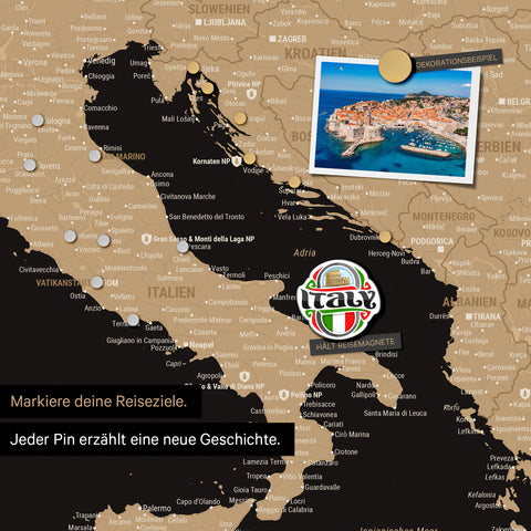 Detail einer magnetischen Europa Landkarte als Magnettafel in Sonar Black zeigt einen Ausschnitt von Italien, Kroatien und Griechenland, in der bereits besuchte Reiseziele durch Magnet-Pins markiert sind. Dieses Magnetboard hält auch Urlaubsmagnete wie in diesem Beispiel einen Reise-Magneten von Italien.