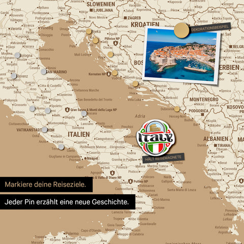 Detail einer magnetischen Europa Landkarte als Magnettafel in Treasure Gold zeigt einen Ausschnitt von Italien, Kroatien und Griechenland, in der bereits besuchte Reiseziele durch Magnet-Pins markiert sind. Dieses Magnetboard hält auch Urlaubsmagnete wie in diesem Beispiel einen Reise-Magneten von Italien.