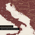Detail einer magnetischen Europa Landkarte als Magnet-Poster in Bordeaux Rot zeigt einen Ausschnitt von Italien, Kroatien und Griechenland