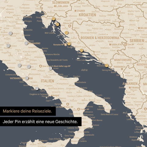 Detail einer magnetischen Europa Landkarte als Magnet-Poster in Hale Navy (Dunkelblau-Gold) zeigt einen Ausschnitt von Italien, Kroatien und Griechenland