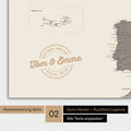 Landkarte von Europa als Poster in Warmgray (Braun-Grau) mit Personalisierung als rundes Logo, das eine Legende für bereits besuchte Reiseziele im Rundtext beinhaltet
