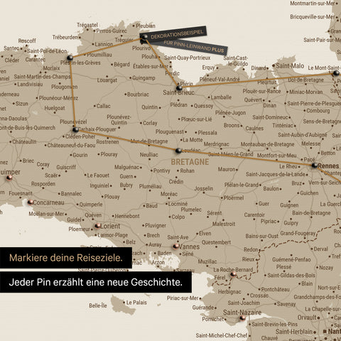 Moderne Frankreich Landkarte in der Farbe Desert Sand als Pinn-Leinwand zeigt einen Ausschnitt der Bretagne, in der bereits besuchte Reiseziele durch Pins markiert sind 