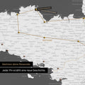 Moderne Frankreich Landkarte in der Farbe Dunkelgrau als Pinn-Leinwand zeigt einen Ausschnitt der Bretagne, in der bereits besuchte Reiseziele durch Pins markiert sind 