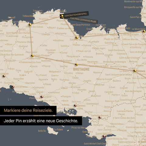 Moderne Frankreich Landkarte in der Farbe Hale Navy als Pinn-Leinwand zeigt einen Ausschnitt der Bretagne, in der bereits besuchte Reiseziele durch Pins markiert sind 