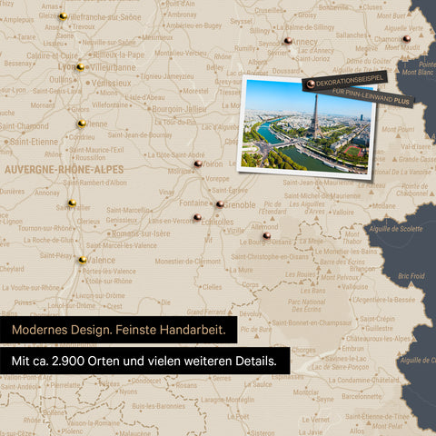 Frankreich Landkarte in Hale Navy als Leinwand zum Pinnen zeigt einen Ausschnitt von Auvergne-Rhone-Alpen mit vielen Details wie Nationalparks, Flüssen und zahlreichen kleinen Orten und Städten, die teilweise mit Pins markiert sind