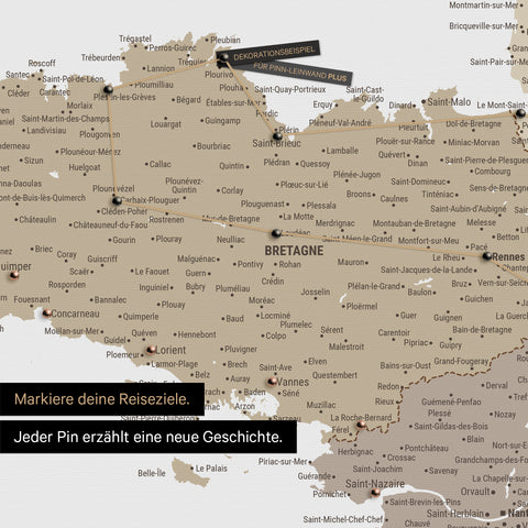 Moderne Frankreich Landkarte in der Farbe Multicolor Beige als Pinn-Leinwand zeigt einen Ausschnitt der Bretagne, in der bereits besuchte Reiseziele durch Pins markiert sind
