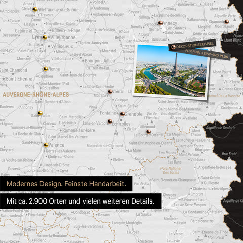 Frankreich Landkarte in Schwarz-Weiß als Leinwand zum Pinnen zeigt einen Ausschnitt von Auvergne-Rhone-Alpen mit vielen Details wie Nationalparks, Flüssen und zahlreichen kleinen Orten und Städten, die teilweise mit Pins markiert sind