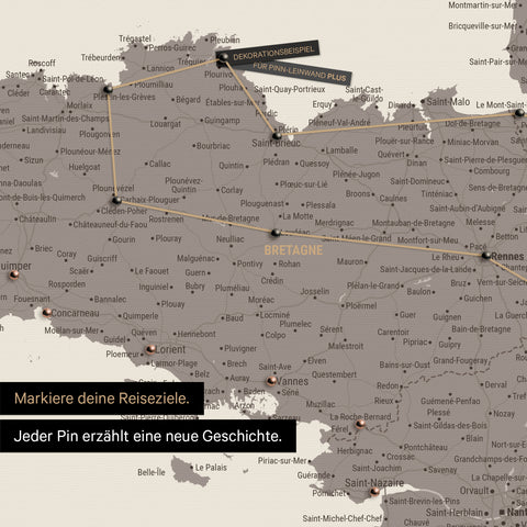 Moderne Frankreich Landkarte in der Farbe Warmgray als Pinn-Leinwand zeigt einen Ausschnitt der Bretagne, in der bereits besuchte Reiseziele durch Pins markiert sind 