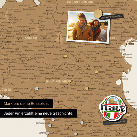 Detail einer magnetischen Italien-Karte als Magnettafel mit einem angepinnten Foto sowie Reise- und Urlaubsmagnete