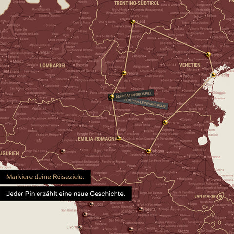 Moderne Italien Landkarte in der Farbe Bordeaux Rot als Pinn-Leinwand zeigt einen Ausschnitt der Lombarbei, Südtirol und Venetien, in der bereits besuchte Reiseziele durch Pins markiert sind 