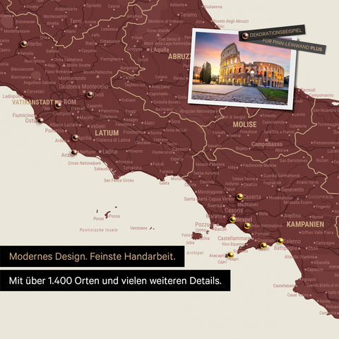 Italien Landkarte in Bordeaux Rot als Leinwand zum Pinnen zeigt einen Ausschnitt von Rom, Abruzzien und Kampanien mit vielen Details wie Nationalparks, Flüssen und zahlreichen kleinen Orten und Städten, die teilweise mit Pins markiert sind