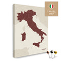 Italien-Landkarte in der Farbe Bordeaux Rot in einem modernen, minimalistischem Design als Leinwand zum Pinnen von Reisen und Orten