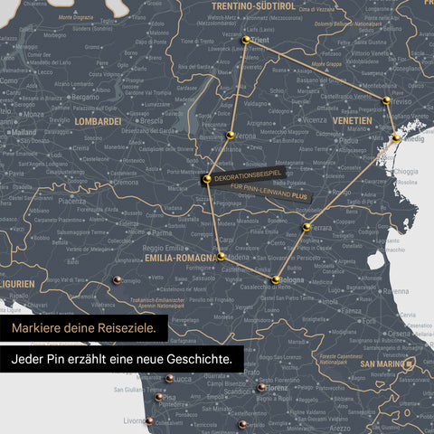Moderne Italien Landkarte in der Farbe Denim Blue als Pinn-Leinwand zeigt einen Ausschnitt der Lombarbei, Südtirol und Venetien, in der bereits besuchte Reiseziele durch Pins markiert sind 
