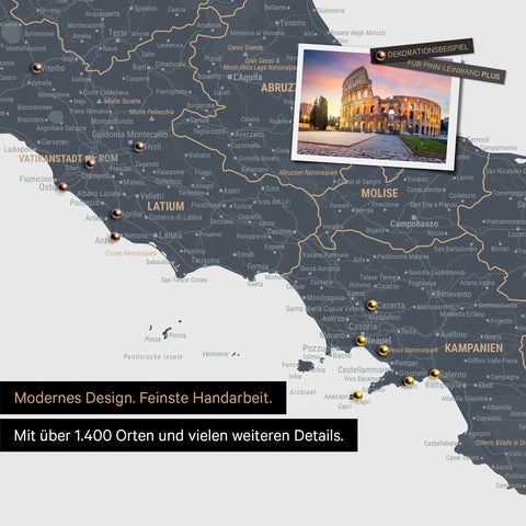 Italien Landkarte in Denim Blue als Leinwand zum Pinnen zeigt einen Ausschnitt von Rom, Abruzzien und Kampanien mit vielen Details wie Nationalparks, Flüssen und zahlreichen kleinen Orten und Städten, die teilweise mit Pins markiert sind