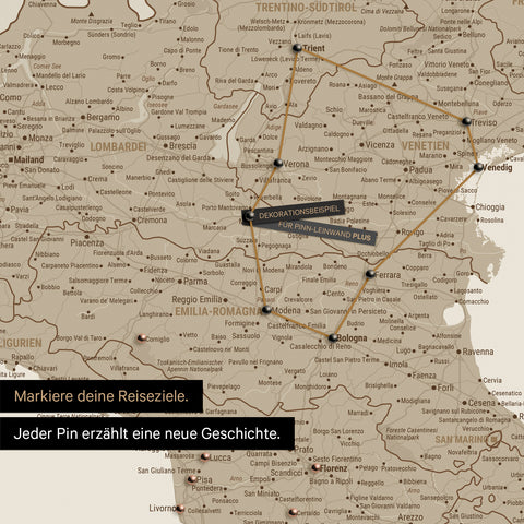 Moderne Italien Landkarte in der Farbe Beige als Pinn-Leinwand zeigt einen Ausschnitt der Lombarbei, Südtirol und Venetien, in der bereits besuchte Reiseziele durch Pins markiert sind 