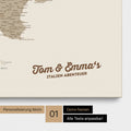 Landkarte von Italien als Pinnwand Leinwand in Beige mit Personalisierung und Namen in einer modernen Schreibschrift