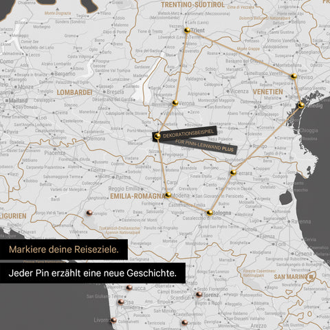 Moderne Italien Landkarte in der Farbe Dunkelgrau als Pinn-Leinwand zeigt einen Ausschnitt der Lombarbei, Südtirol und Venetien, in der bereits besuchte Reiseziele durch Pins markiert sind 