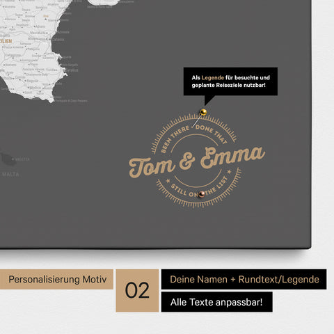 Italien-Karte Pinn-Leinwand in Dunkelgrau mit Personalisierung als rundes Logo, das eine Legende für bereits besuchte Reiseziele im Rundtext beinhaltet