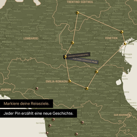 Moderne Italien Landkarte in der Farbe Grün als Pinn-Leinwand zeigt einen Ausschnitt der Lombarbei, Südtirol und Venetien, in der bereits besuchte Reiseziele durch Pins markiert sind 