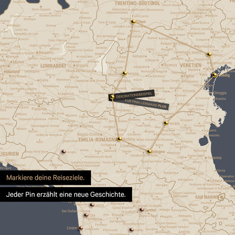Moderne Italien Landkarte in der Farbe Hale Navy (Dunkelblau Gold) als Pinn-Leinwand zeigt einen Ausschnitt der Lombarbei, Südtirol und Venetien, in der bereits besuchte Reiseziele durch Pins markiert sind 
