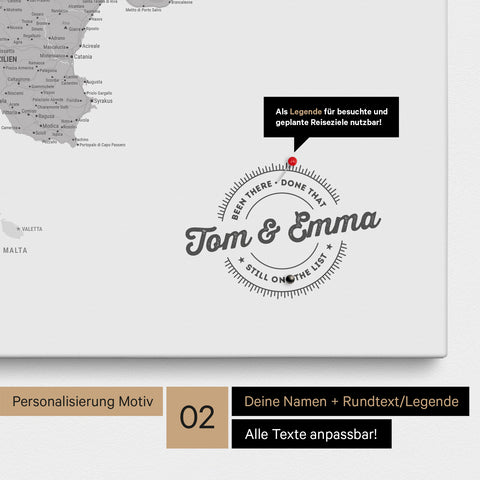 Italien-Karte Pinn-Leinwand in Hellgrau mit Personalisierung als rundes Logo, das eine Legende für bereits besuchte Reiseziele im Rundtext beinhaltet