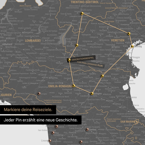 Moderne Italien Landkarte in der Farbe Light Gray als Pinn-Leinwand zeigt einen Ausschnitt der Lombarbei, Südtirol und Venetien, in der bereits besuchte Reiseziele durch Pins markiert sind 