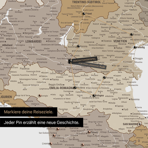 Moderne Italien Landkarte in der Farbe Multicolor Beige als Pinn-Leinwand zeigt einen Ausschnitt der Lombarbei, Südtirol und Venetien, in der bereits besuchte Reiseziele durch Pins markiert sind 