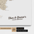 Landkarte von Italien als Pinnwand Leinwand in Multicolor Beige mit Personalisierung und Namen in einer modernen Schreibschrift