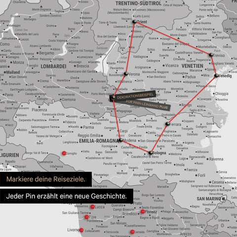 Moderne Italien Landkarte in der Farbe Multicolor Grau als Pinn-Leinwand zeigt einen Ausschnitt der Lombarbei, Südtirol und Venetien, in der bereits besuchte Reiseziele durch Pins markiert sind 
