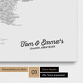 Landkarte von Italien als Pinnwand Leinwand in Multicolor Grau mit Personalisierung und Namen in einer modernen Schreibschrift