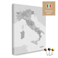 Italien-Landkarte in der Farbe Multicolor Grau in einem modernen, minimalistischem Design als Leinwand zum Pinnen von Reisen und Orten