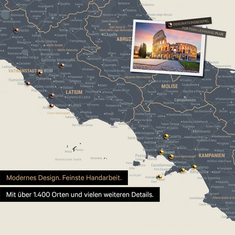 Italien Landkarte in Navy Light als Leinwand zum Pinnen zeigt einen Ausschnitt von Rom, Abruzzien und Kampanien mit vielen Details wie Nationalparks, Flüssen und zahlreichen kleinen Orten und Städten, die teilweise mit Pins markiert sind