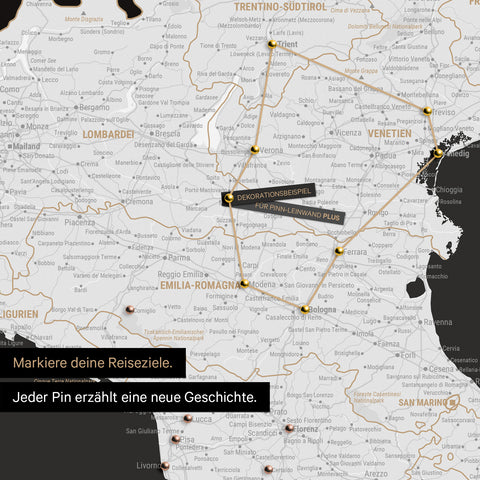 Moderne Italien Landkarte in der Farbe Schwarz-Weiss als Pinn-Leinwand zeigt einen Ausschnitt der Lombarbei, Südtirol und Venetien, in der bereits besuchte Reiseziele durch Pins markiert sind 