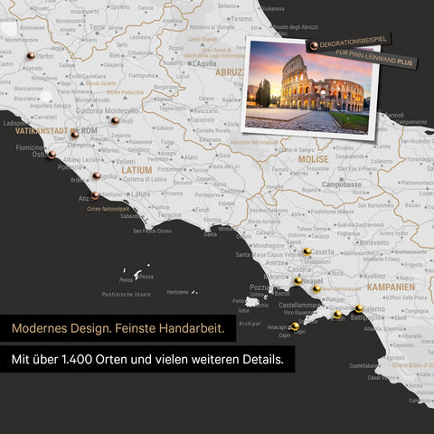 Italien Landkarte in Schwarz-Weiss als Leinwand zum Pinnen zeigt einen Ausschnitt von Rom, Abruzzien und Kampanien mit vielen Details wie Nationalparks, Flüssen und zahlreichen kleinen Orten und Städten, die teilweise mit Pins markiert sind