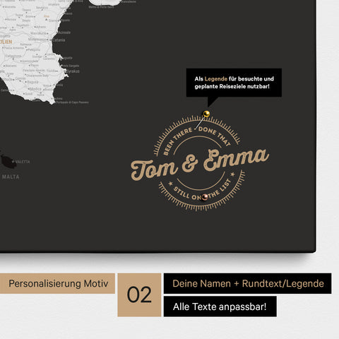 Italien-Karte Pinn-Leinwand in Schwarz-Weiss mit Personalisierung als rundes Logo, das eine Legende für bereits besuchte Reiseziele im Rundtext beinhaltet