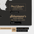 Italien-Karte als Leinwand in Schwarz-Weiss mit Personalisierung als Logo mit Familiennamen und Legende für Orte, die man bereits besucht hat und noch besuchen möchte
