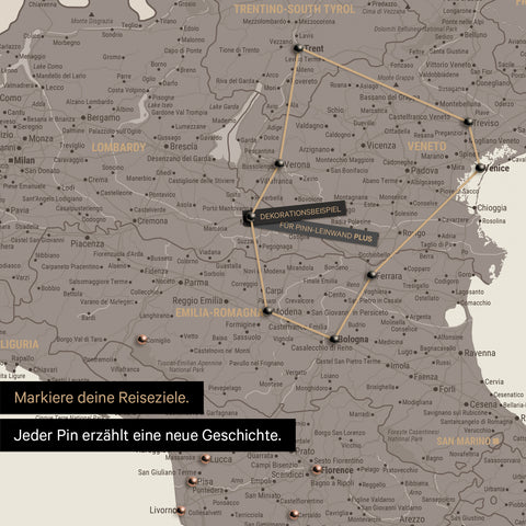 Moderne Italien Landkarte in der Farbe Warmgray (Braun-Grau) als Pinn-Leinwand zeigt einen Ausschnitt der Lombarbei, Südtirol und Venetien, in der bereits besuchte Reiseziele durch Pins markiert sind 