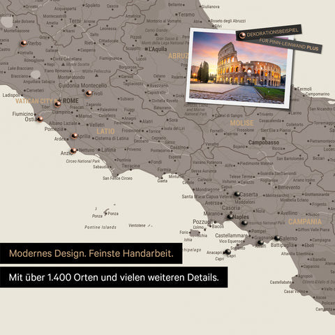 Italien Landkarte in Warmgray (Braun-Grau) als Leinwand zum Pinnen zeigt einen Ausschnitt von Rom, Abruzzien und Kampanien mit vielen Details wie Nationalparks, Flüssen und zahlreichen kleinen Orten und Städten, die teilweise mit Pins markiert sind