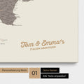 Landkarte von Italien als Pinnwand Leinwand in Warmgray (Braun-Grau) mit Personalisierung und Namen in einer modernen Schreibschrift