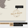 Italien-Karte Pinn-Leinwand in Warmgray (Braun-Grau) mit Personalisierung als rundes Logo, das eine Legende für bereits besuchte Reiseziele im Rundtext beinhaltet