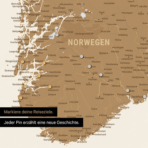 Pinnen von Reisezielen auf einer magnetischen Skandinavien-Karte als Magnetposter