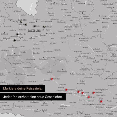 Detail einer Österreich-Karte als Pinn-Leinand in Hellgrau mit Pins im Salzburger Land und Kärnten