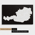 Neutrale und schlichte Standard-Ausführung einer Österreich-Karte als Pinn-Leinwand in Schwarz-Weiß mit oder ohne Straßennetz