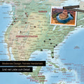 Physische Weltkarte mit Geländestruktur in der Equal-Earth-Projektion als Pinnwand in der Farbe  Multicolor Terra, auf der Reiseziele in den USA und Kanada mit Pins markiert sind